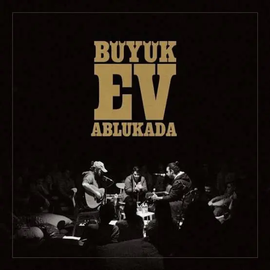 Büyük Ev Ablukada: Güneş Yerinde, Her Şey Yolunda! Sözleri ve Akorlar