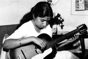 Lata Mangeshkar Gençliği, Gitar Çalıyor