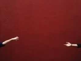Özlemek Üzerine Yazı: Ben Ö(z)lüyorum – Kendini Aramanın Sessiz Hikayesi
